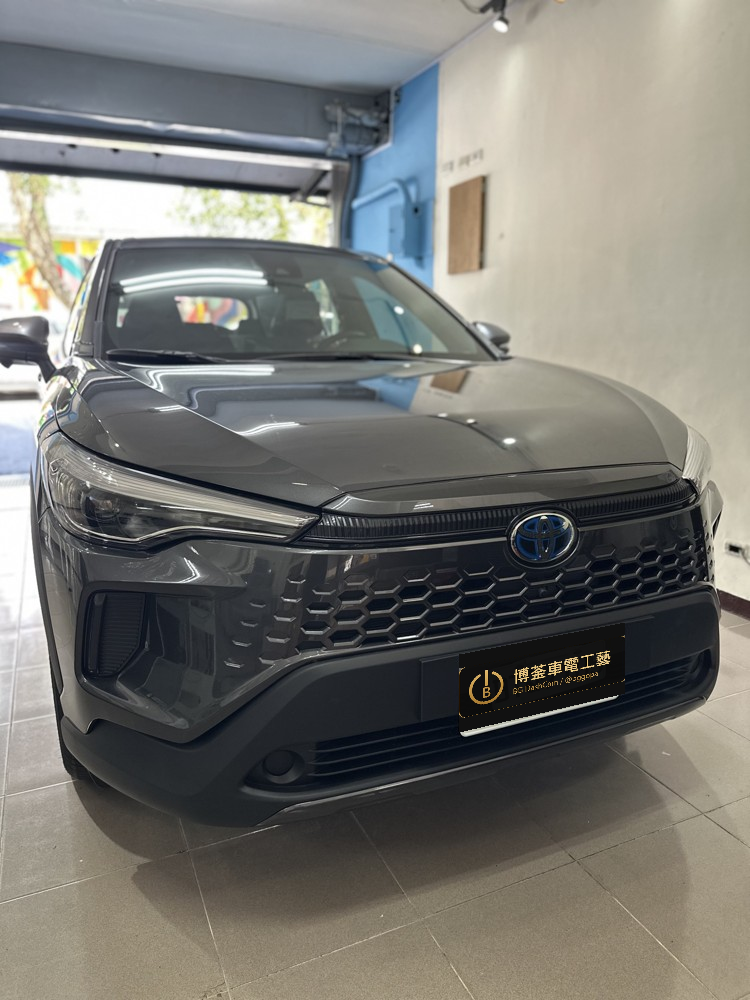 Toyota Corolla Cross 於博菳南港店安裝行車記錄器的車頭外觀
