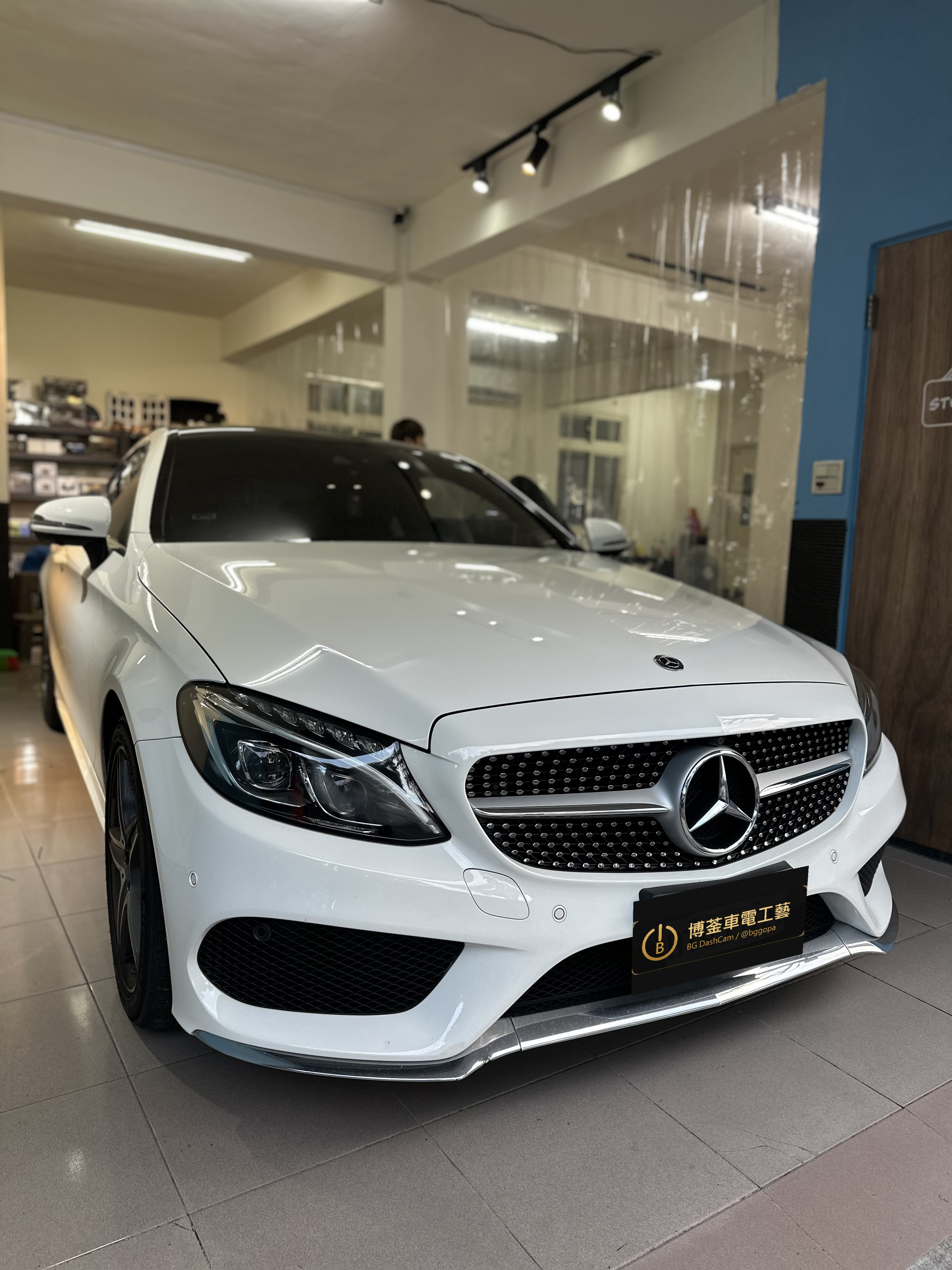Mercedes-Benz C250 於博菳南港店安裝行車記錄器的車頭外觀