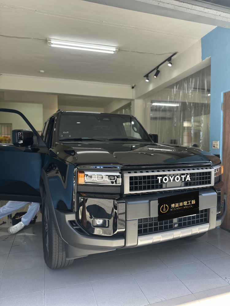 Toyota Land Cruiser 於博菳南港店安裝行車記錄器的車頭外觀